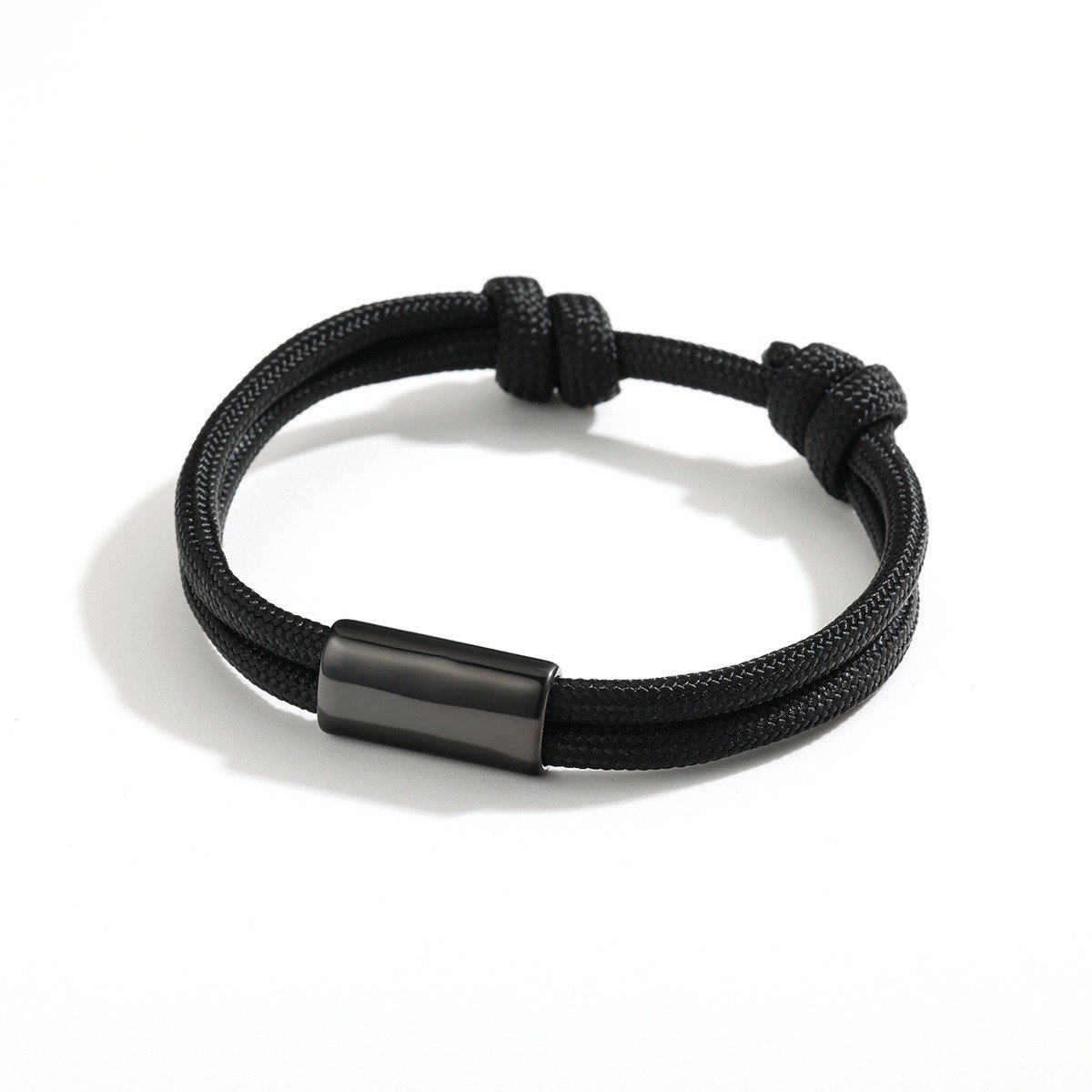 Bracelet cordon à plaque gravée