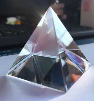 Pyramide cristal — Gravure 3D